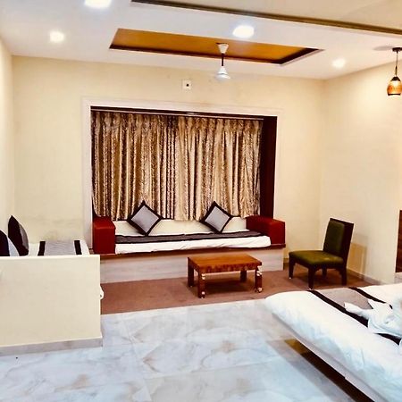 Royal Club & Resort 아흐메다바드 외부 사진