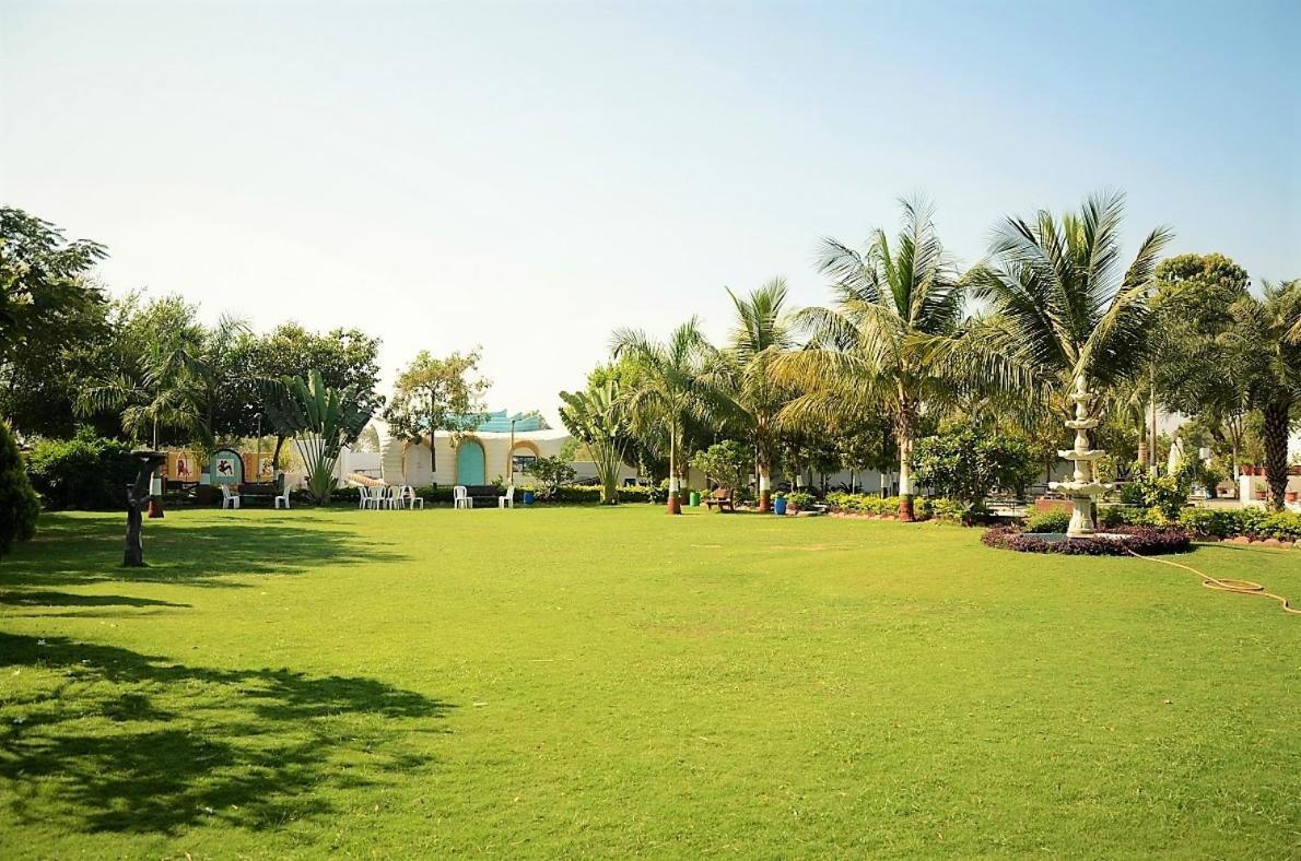 Royal Club & Resort 아흐메다바드 외부 사진